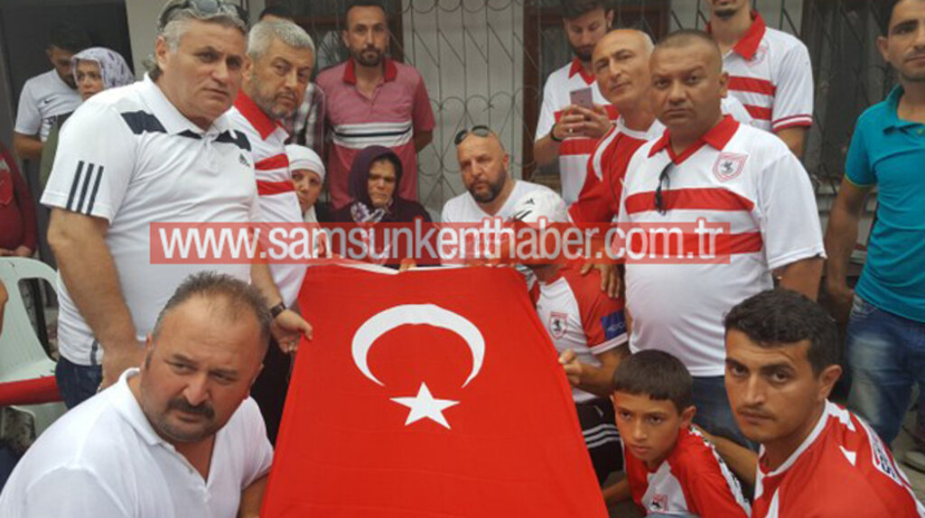 Samsunspor taraftarı şehit Eren Bülbül'ün annesi Ayşe Bülbül'ü ziyaret etti