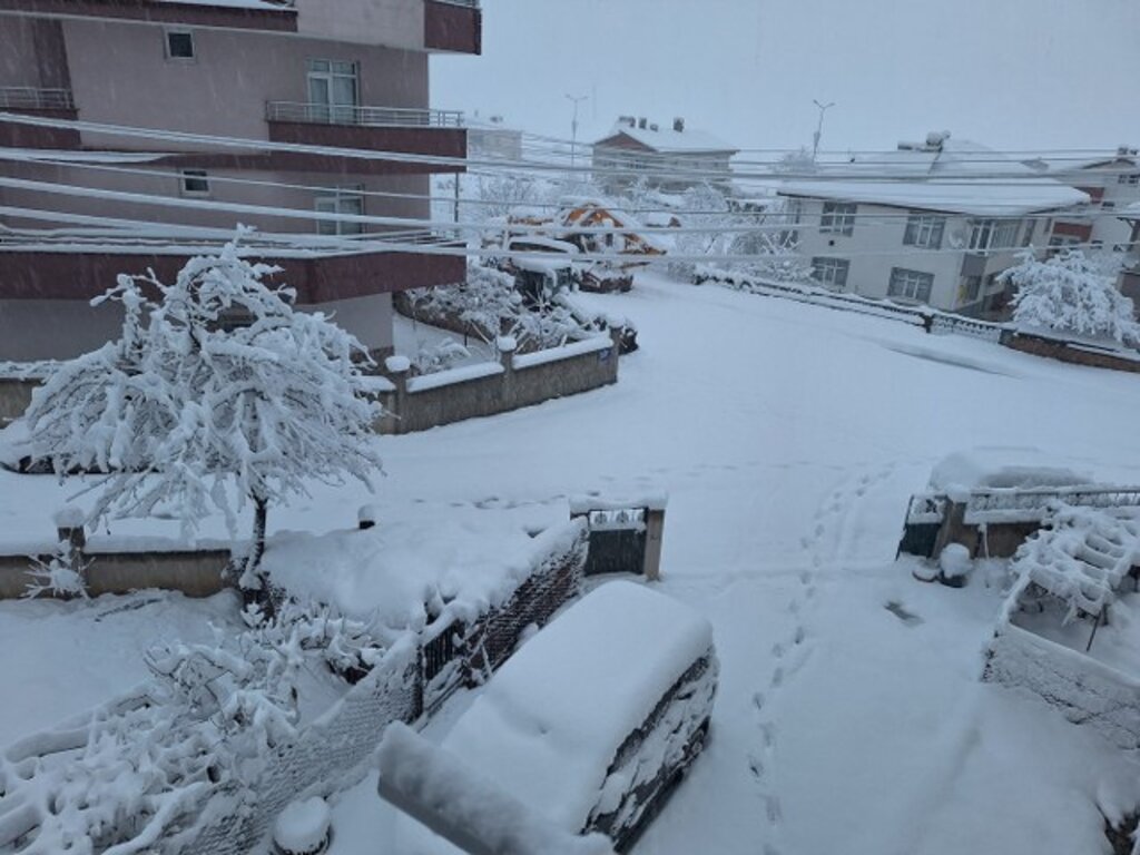 Samsun'da Ladik ilçesine kar yağdı her yer beyaza büründü