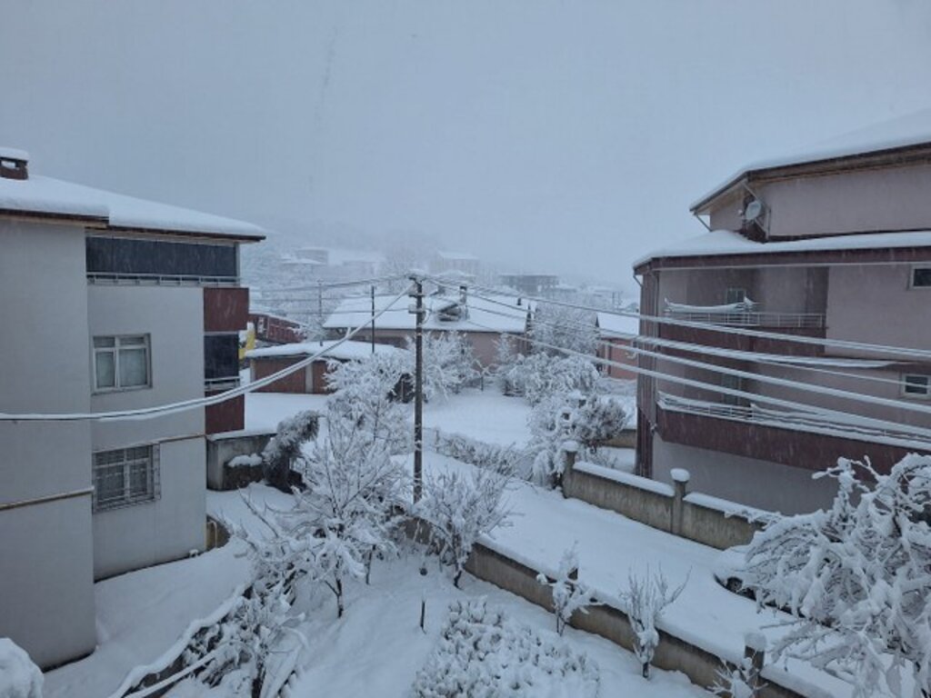 Samsun'da Ladik ilçesine kar yağdı her yer beyaza büründü