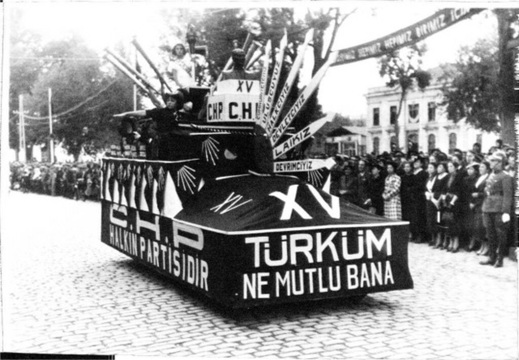 Samsun'da 80 yıl önce Cumhuriyetin 15'inci yılı kutlamaları