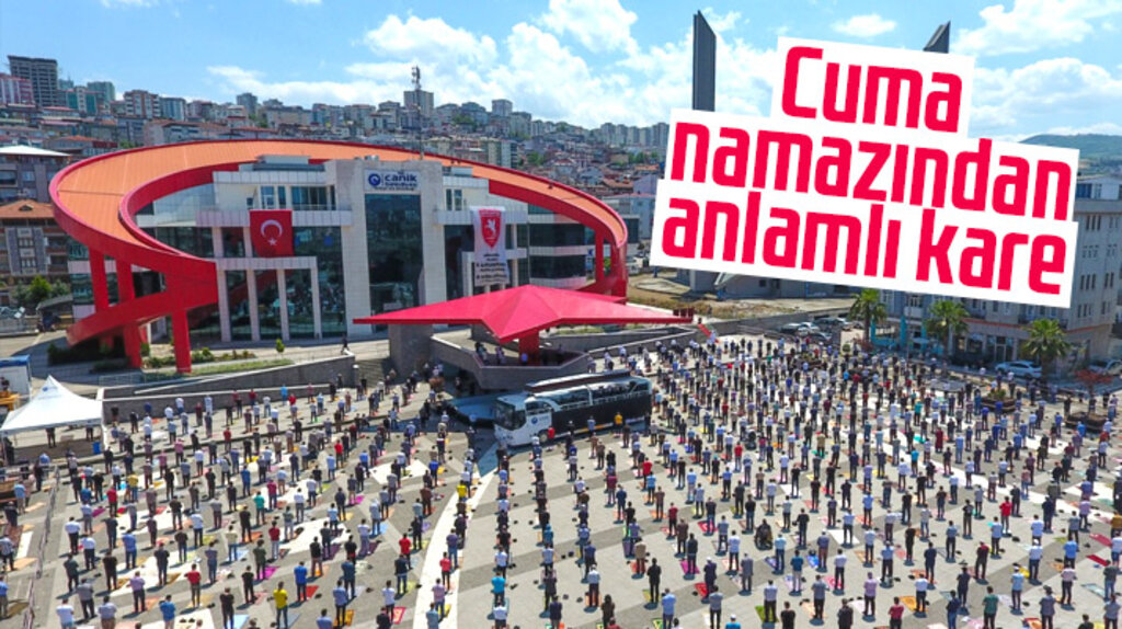 Samsun'da protokol üyeleri ve vatandaş Cuma namazını Canik Belediyesi önünde kıldı
