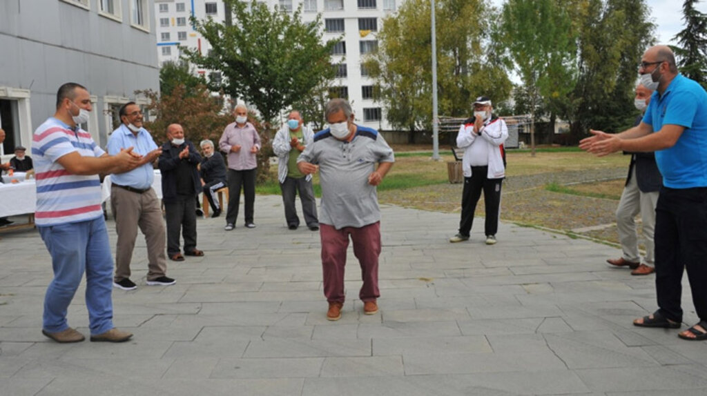 Samsun'da Huzurevinde kalan yaşlılar için sazlı sözlü eğlence düzenlendi