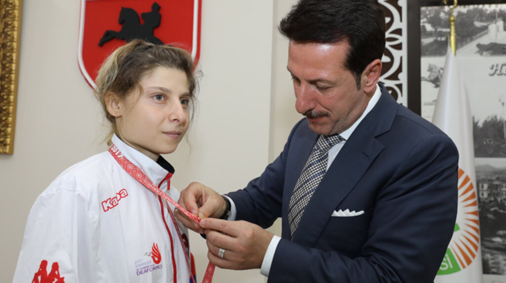 Erdoğan Tok olimpiyat şampiyonu Merve Yazıcı'ya altın taktı