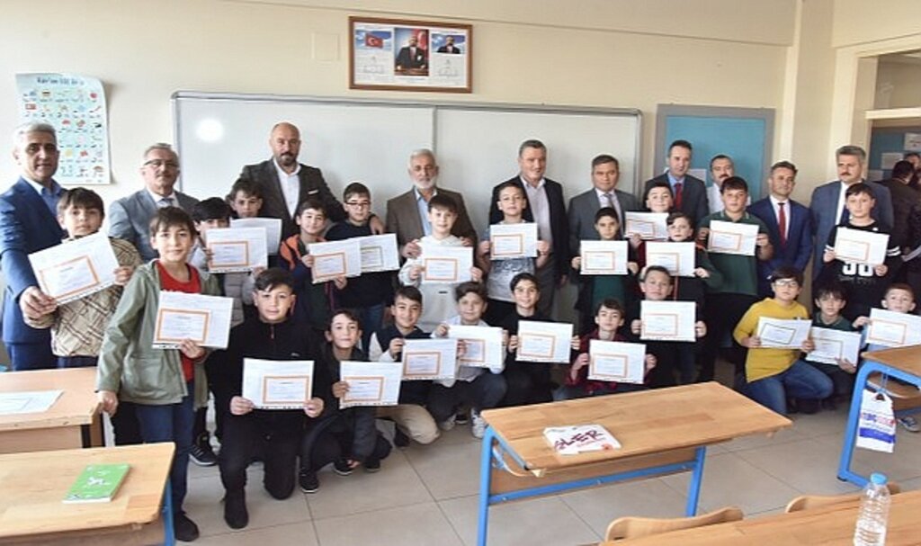 Samsun Tekkeköy Belediye Başkanı Togar öğrencilerin karne heycanını paylaştı
