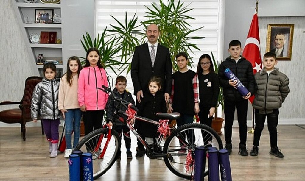 Samsun'un Terme İlçe Belediye Başkanı Kılıç'tan öğrencilere karne hediyesi