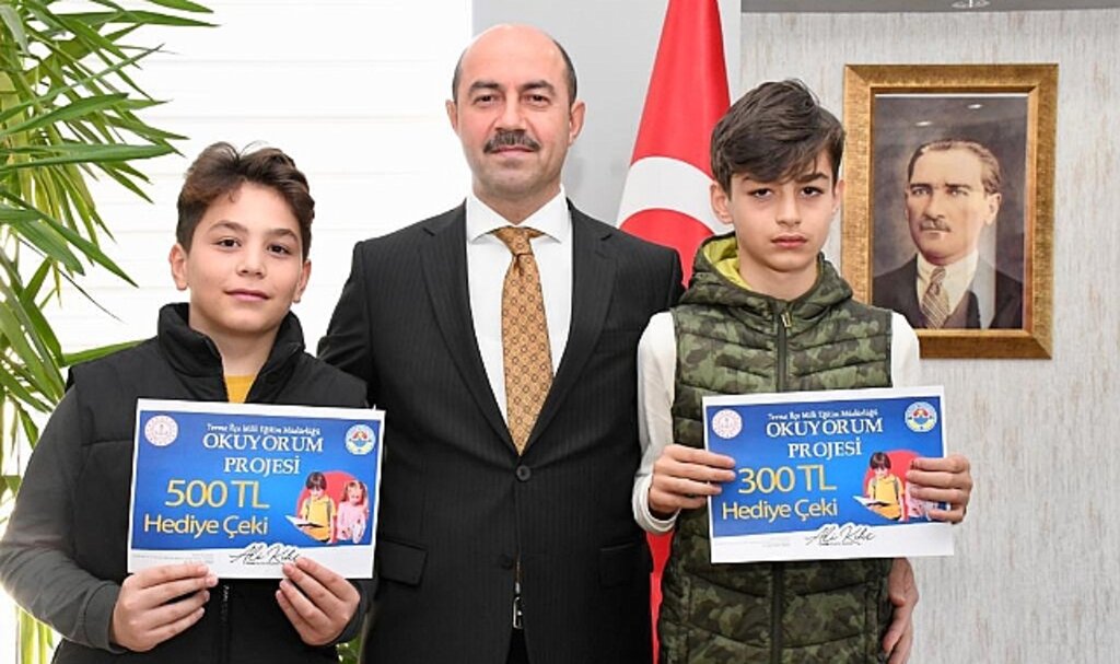 Terme ilçesinde en çok kitap okuyan öğrencilere ödül verildi