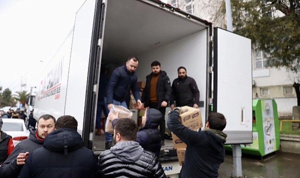 Samsun'da Çarşamba Belediyesi deprem bölgesine yardımları ulaştırdı