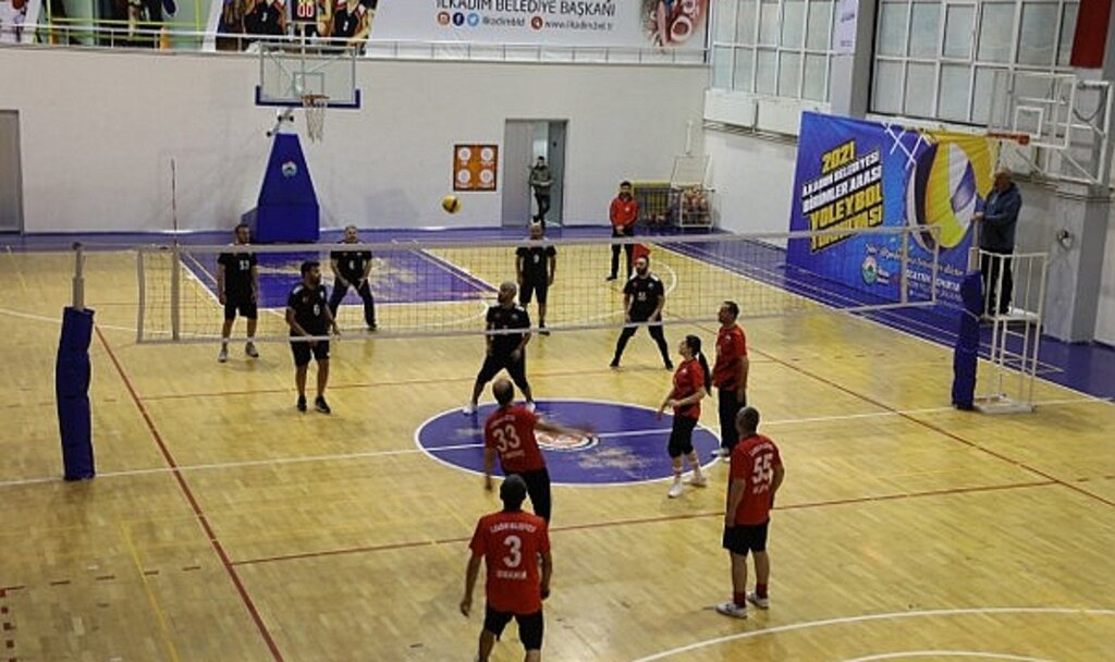 Samsun İlkadım Belediyesi birimler arası voleybol müsabakaları devam ediyor