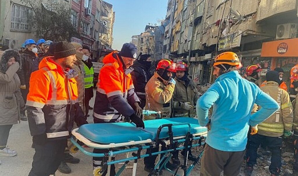 Samsun Tekkeköy Belediyesi ekipleri deprem bölgesinde 2 can daha kurtardı