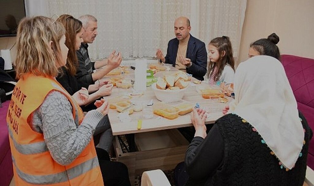 Samsun Terme Belediye Başkanı Kılıç ilk iftarını depremzede aile ile birlikte açtı