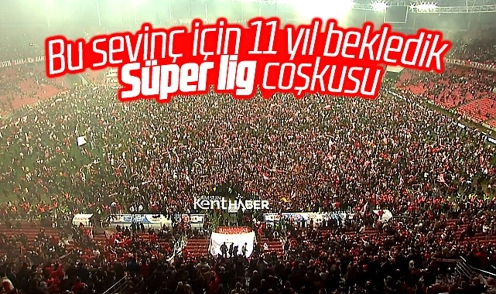 Samsunspor Süper Lige çıktı! Taraftar statda sahaya inerek şampiyonluğu kutladı 