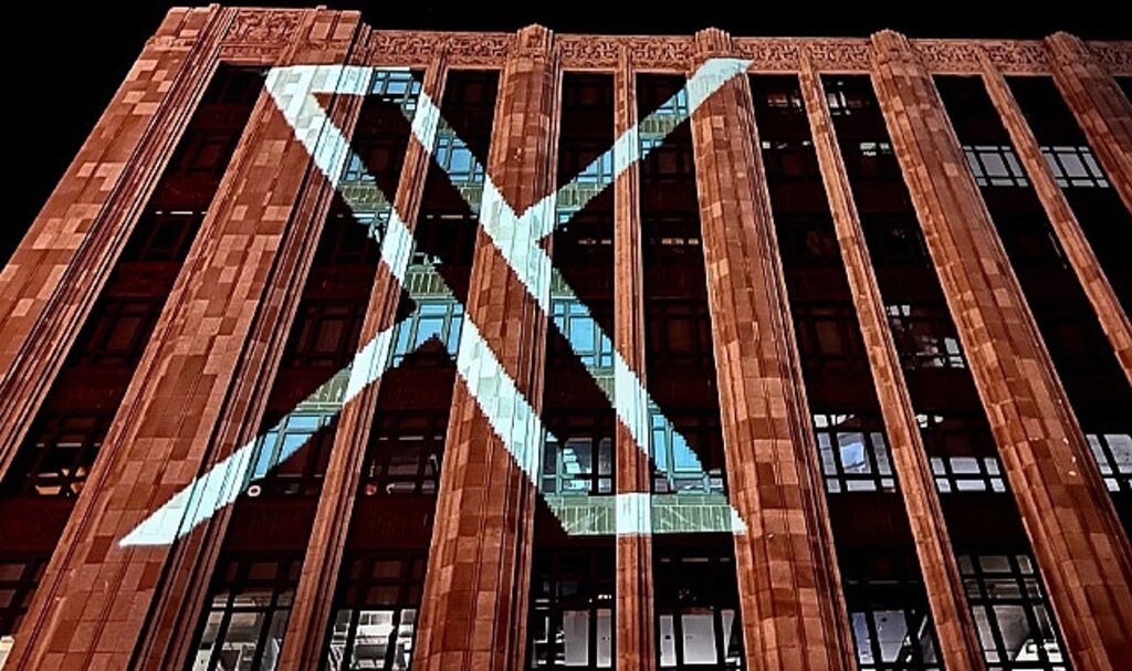 Twitter'ın kuş logosu gitti, yerine X logosu geldi