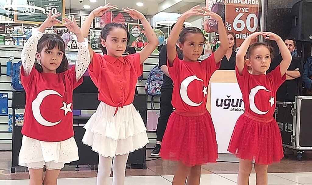Samsun'da Uğur Okulları İlkadım Kampüsü öğrencilerinden 30 Ağustos kutlaması