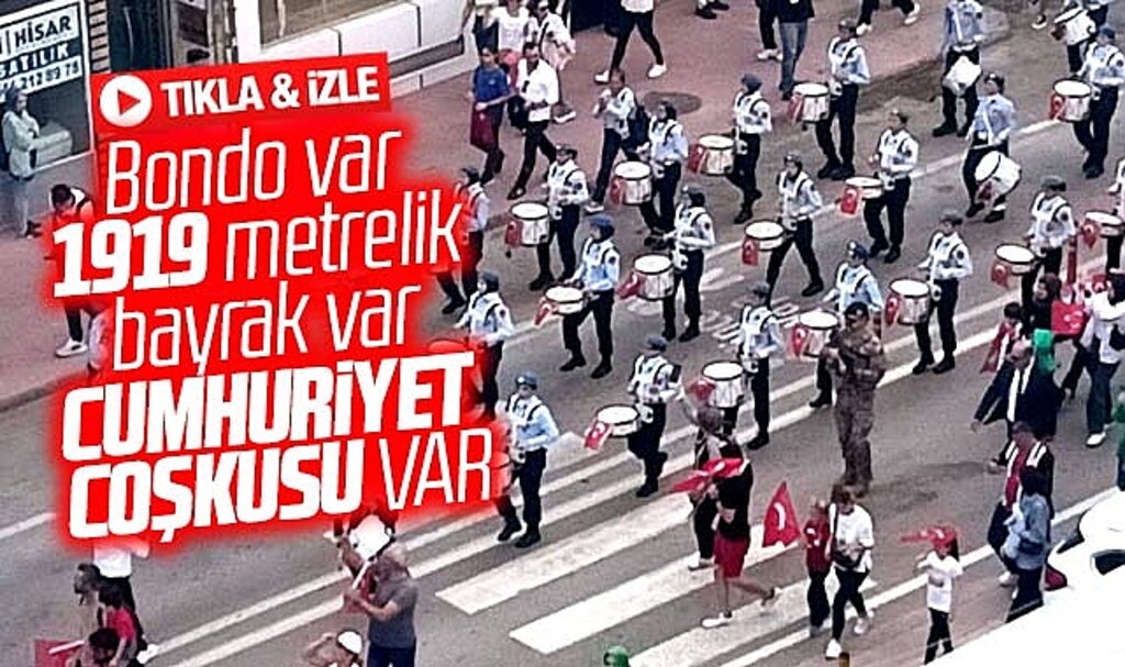 Samsun'da 1919 metrelik bayrak ve bando eşliğinde Cumhuriyet yürüyüşü