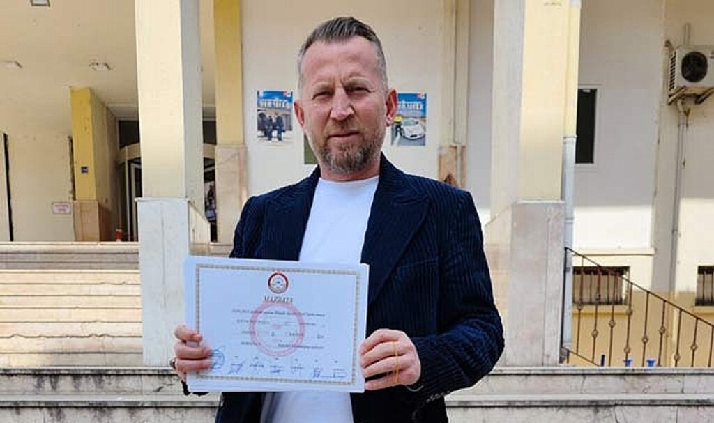 Samsun'da Derebahçe mahalle muhtarı seçilen Kazım Öksüzoğlu mazbatasını aldı
