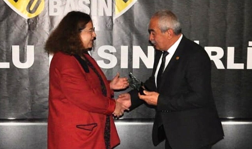 Samsun'da Atakum Belediyesi'nde sürgün edilen gazeteci Somuncu'ya ödül verildi