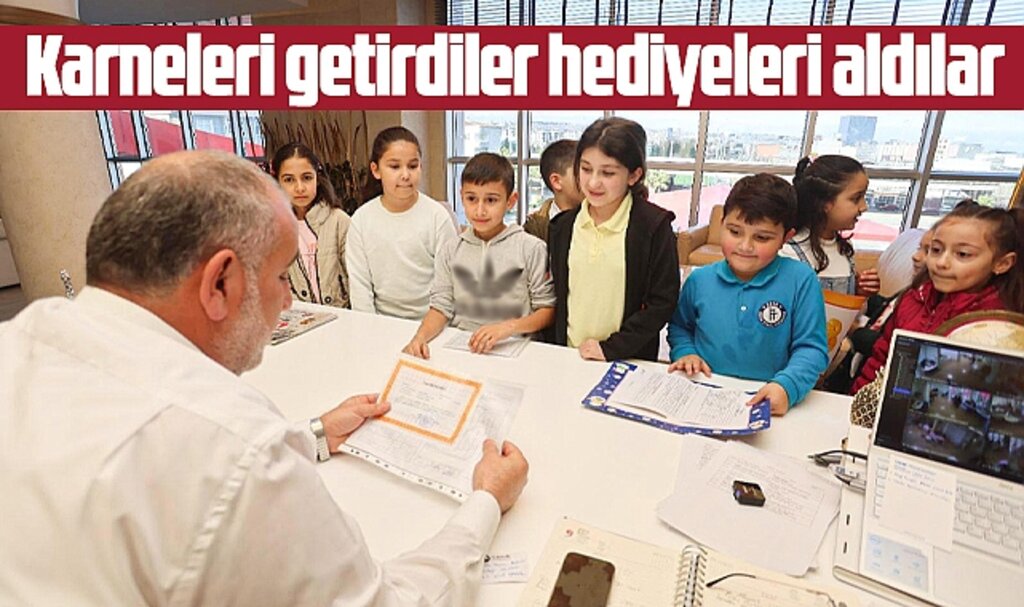 Samsun'da Canik Belediye Başkanı Sandıkçı karne getiren öğrencilere hediye verdi