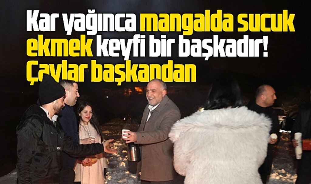 Samsun'da İbrahim Sandıkçı karda sucuk ekmek yapan vatandaşa çay ikram etti
