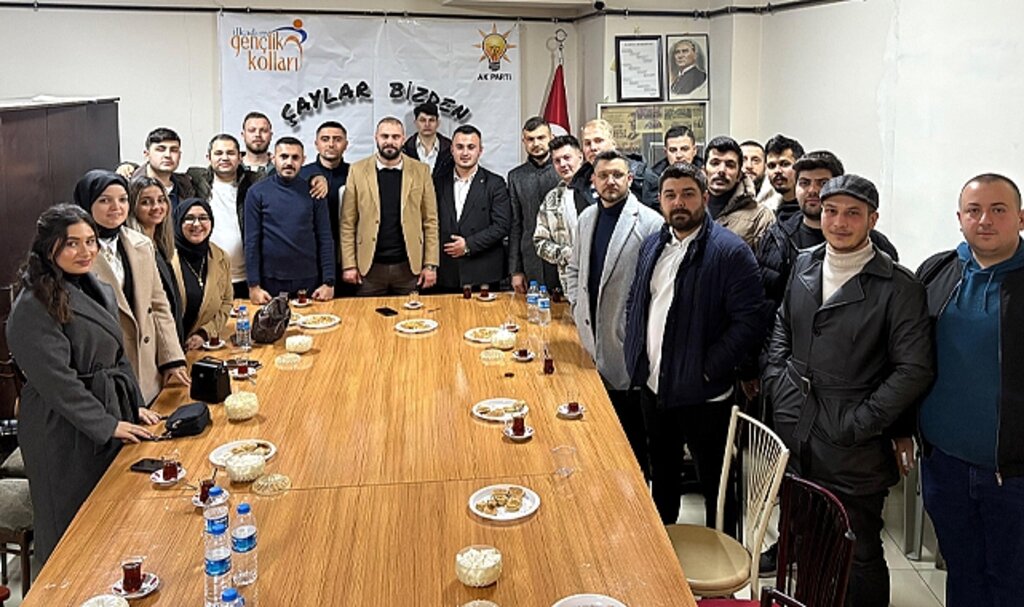 AK Parti İlkadım Gençlik Kolları'ndan Çaylar Bizden Sohbet Sizden etkinliği 