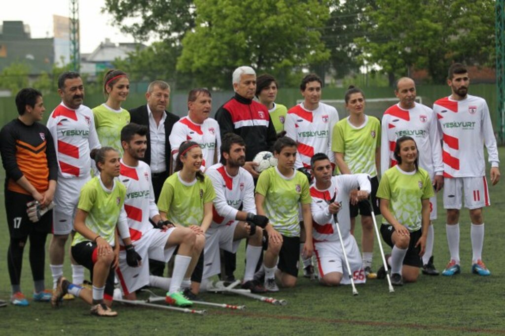 Samsun'da engelli futbolcu Yakup Özden'den dostluk maçında röveşata