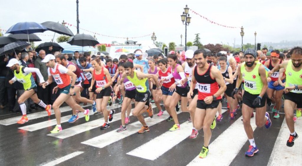 Samsun'da 19 Mayıs Yarı Maratonu yağmur altında yapıldı
