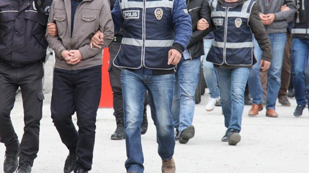 TSK'nın FETÖ yapılanmasına 300 gözaltı kararı