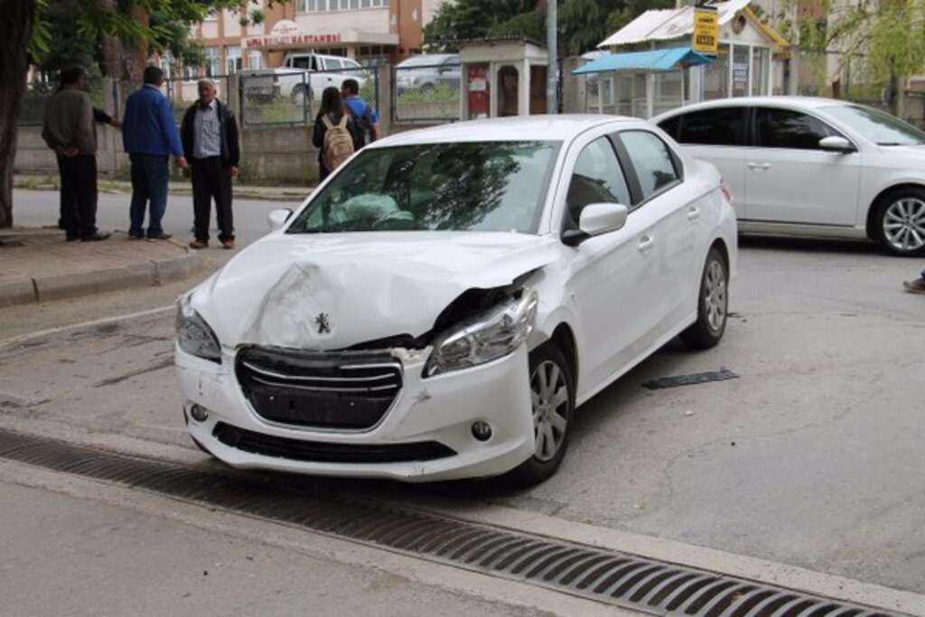 Samsun'un Bafra ilçesinde iki otomobil çarpıştı: 2 yaralı