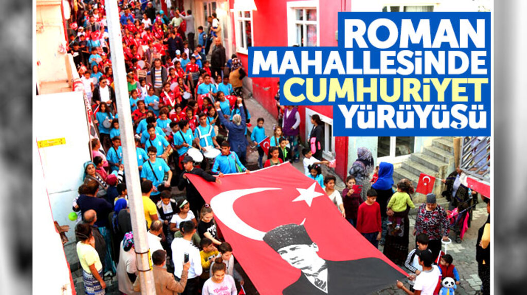 Samsun Canik'te Roman mahallesinde vatandaşlar Cumhuriyet Yürüyüşü düzenledi