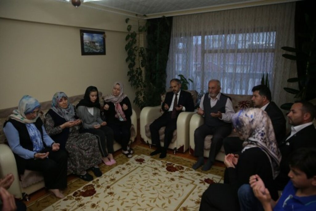 Bakan Çağatay Kılıç, 15 Temmuz şehidi Özgür Gençer'in evinde iftar yaptı