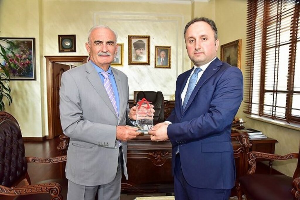 Samsun Büyükşehir Belediyesine kurumsal eğitim gönüllüsü ödülü verildi