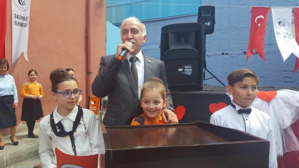 Samsun Valisi İbrahim Şahin Gazipaşa İlkokulunda karne dağıttı