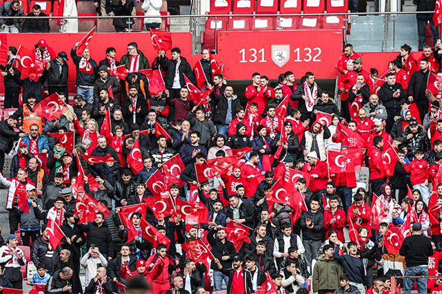 Samsunspor taraftarı Nusaybin'deki olaya Türk Bayrakları ile tepki gösterdi